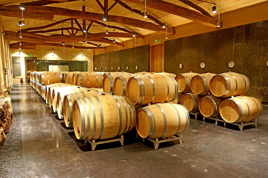 Sala de barricas de roble