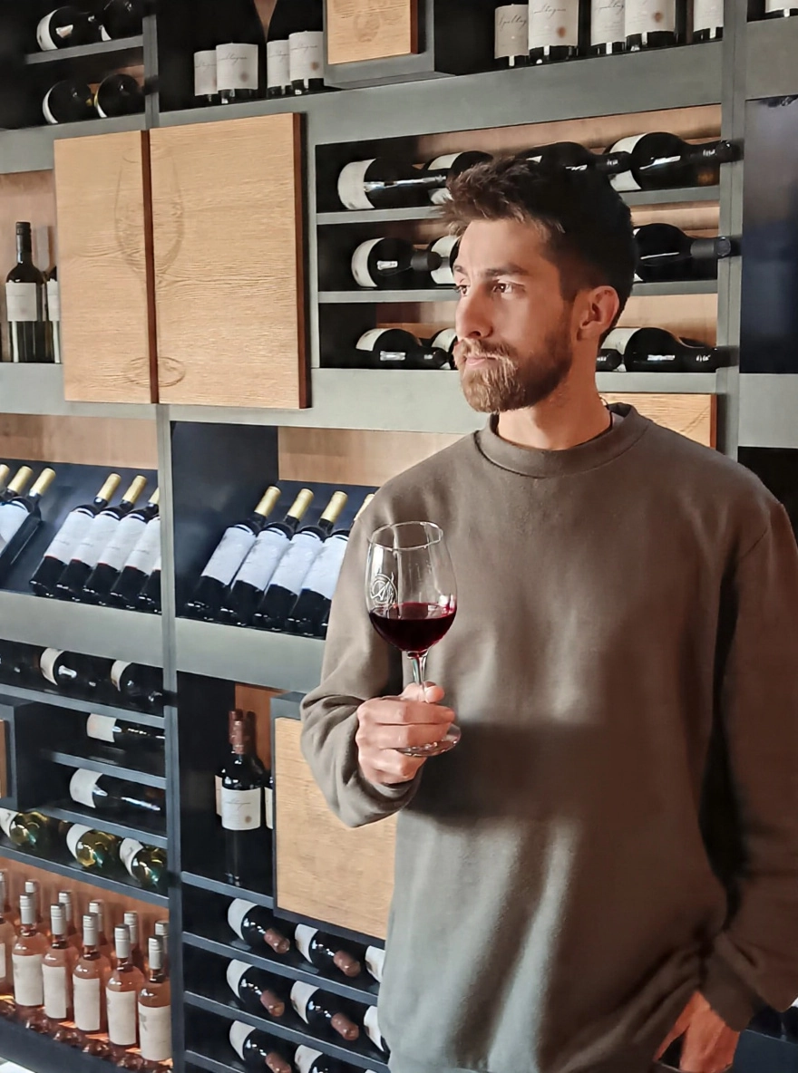 Nilecht Antúnez, winemaker, en la vinoteca de la casa