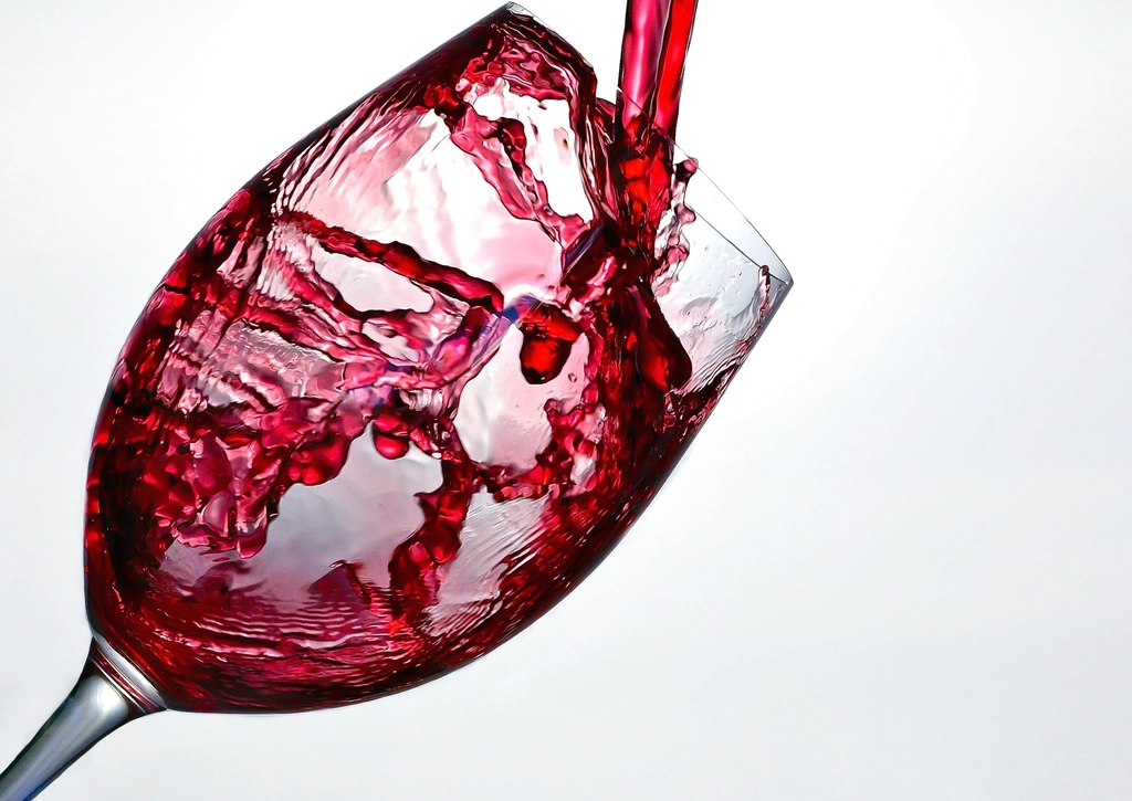 Vino tinto sirviéndose en una copa